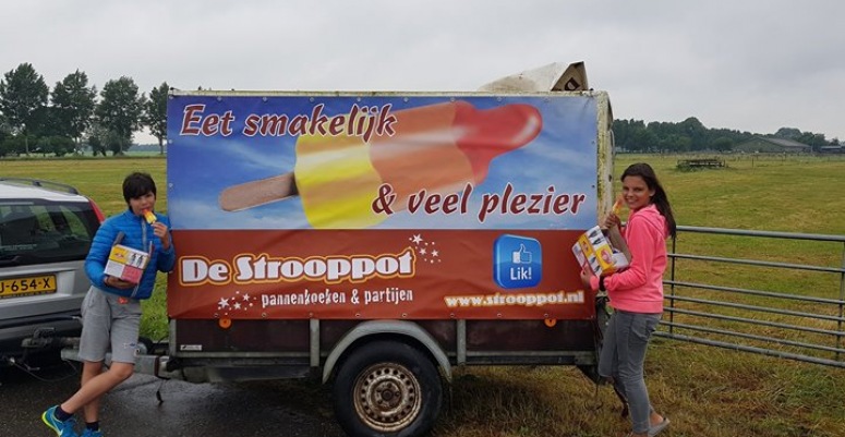 Het Strooppotuitdeelteam staat klaar om ...