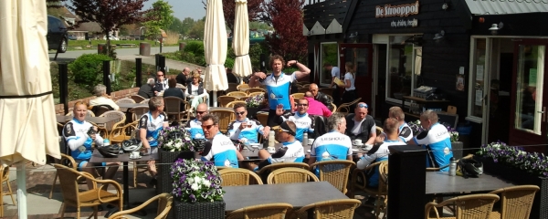 de-strooppot-fietsclub-op-terras